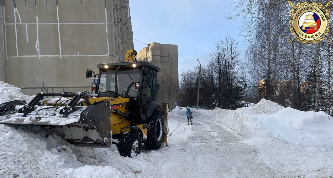 В Чебоксарах трактор чистил снег и покалечил ковшом женщину