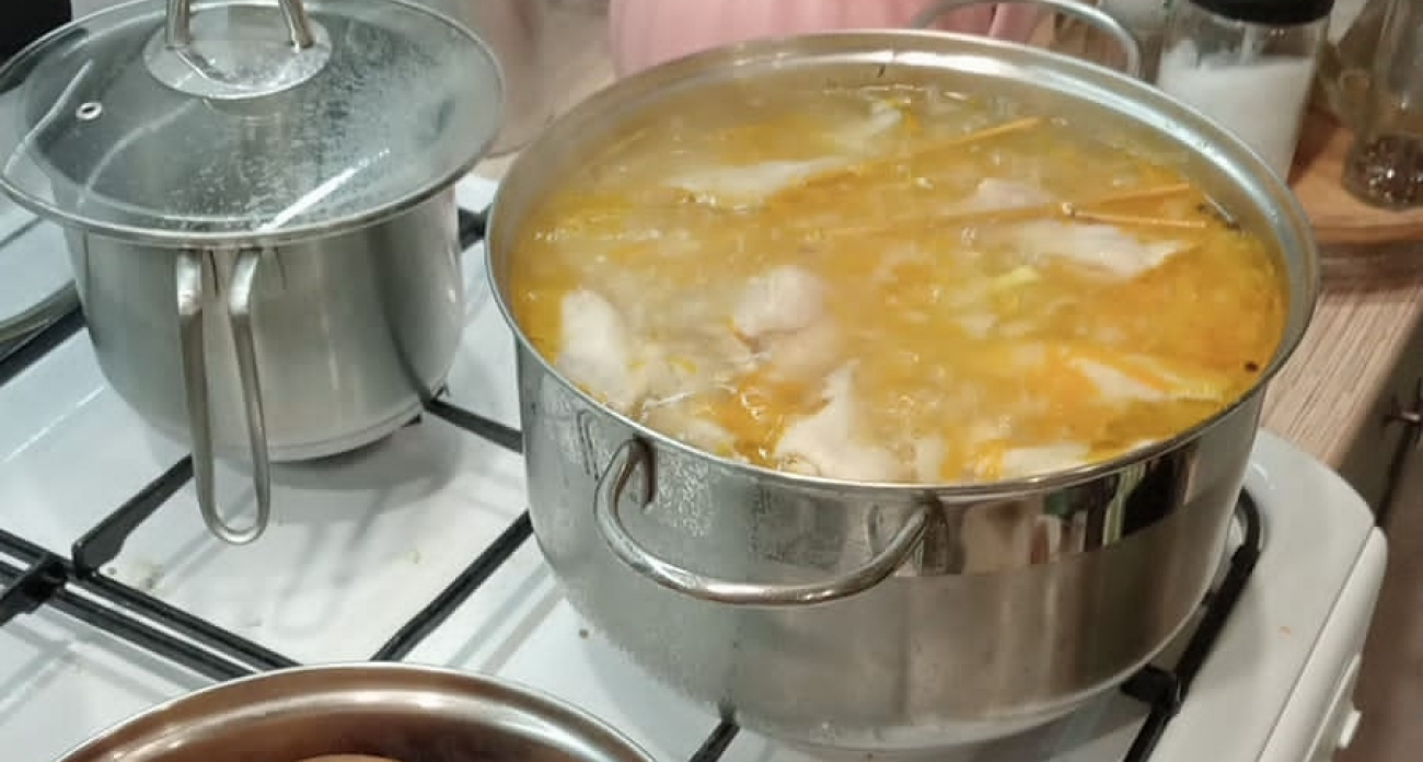 Почему опытные повара обжигают кости перед варкой бульона – запомните это правило