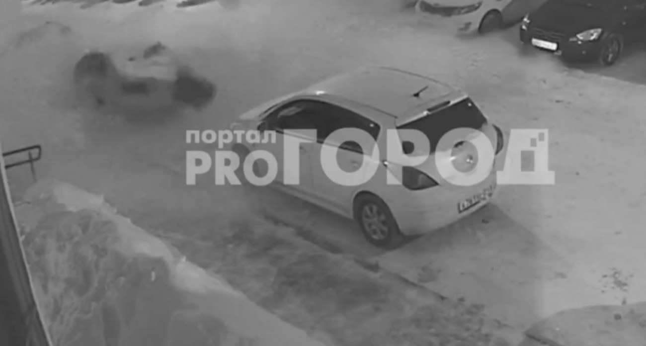 В Новочебоксарске началась проверка по падению ледяной глыбы на припаркованный Volkswagen