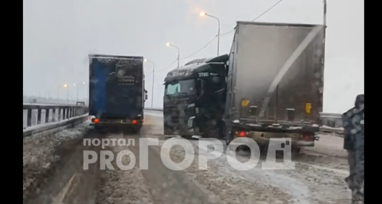 На трассе М7 в Ядринском районе фура сложилась пополам