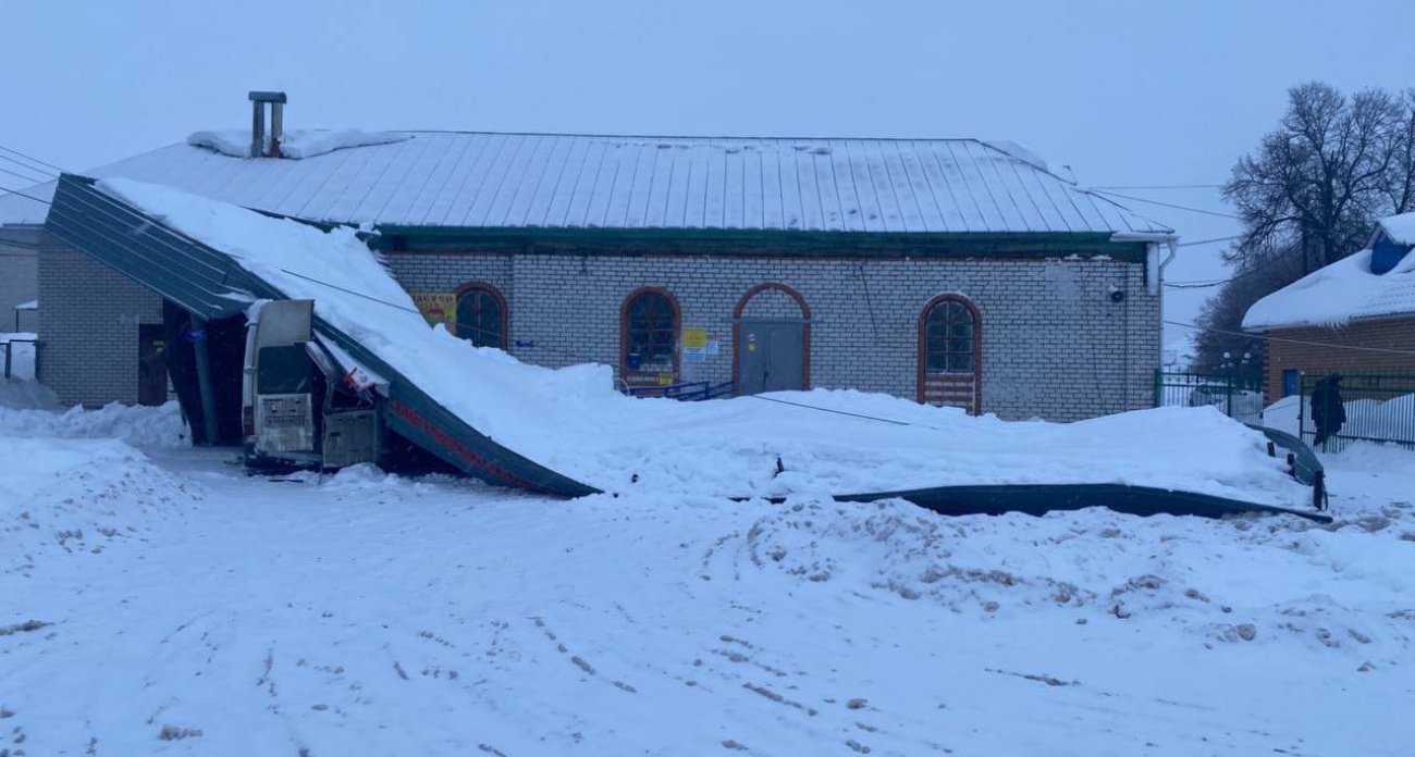 В Аликово рухнувший от снега навес раздавил маршрутку