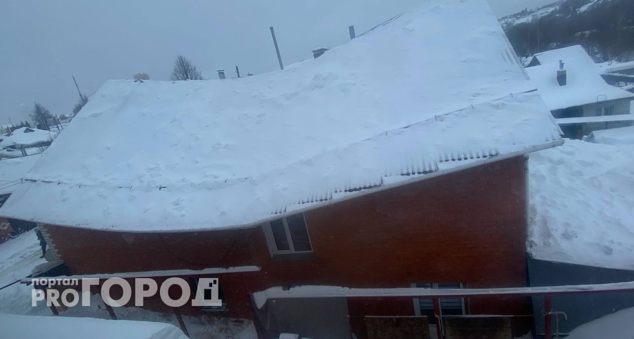 В Чебоксарах от мокрого снега провалилась крыша и повредилась кирпичная кладка частного дома
