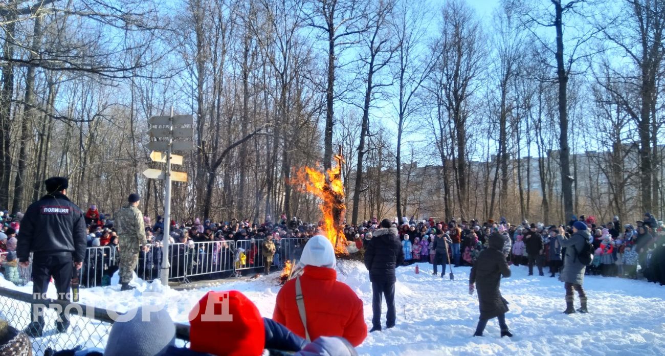 На масленичных гуляниях в Чебоксарах за внимание зрителей поборются чучело и артист чувашской эстрады