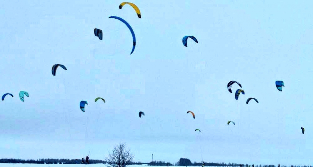 Жители Марпосадского района увидели в небе десятки парусов воздушных скейтеров