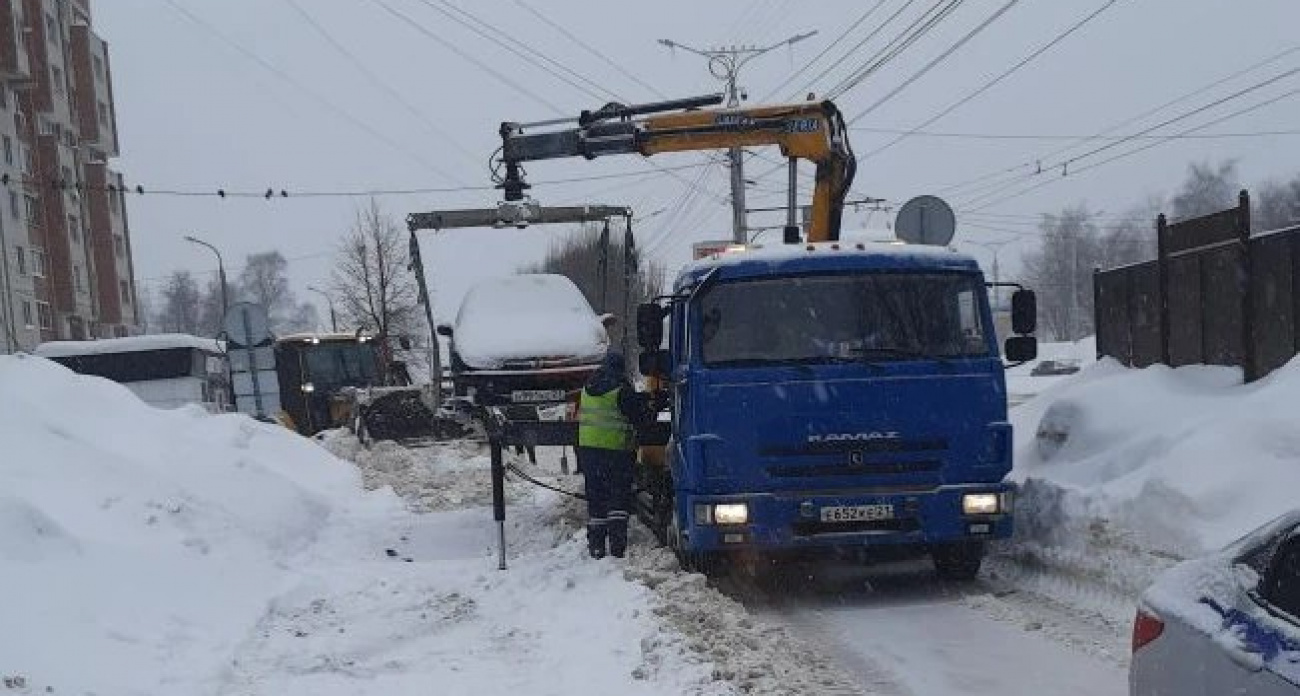 Нерадивые водители в Чебоксарах вынудили коммунальщиков вызвать эвакуатор