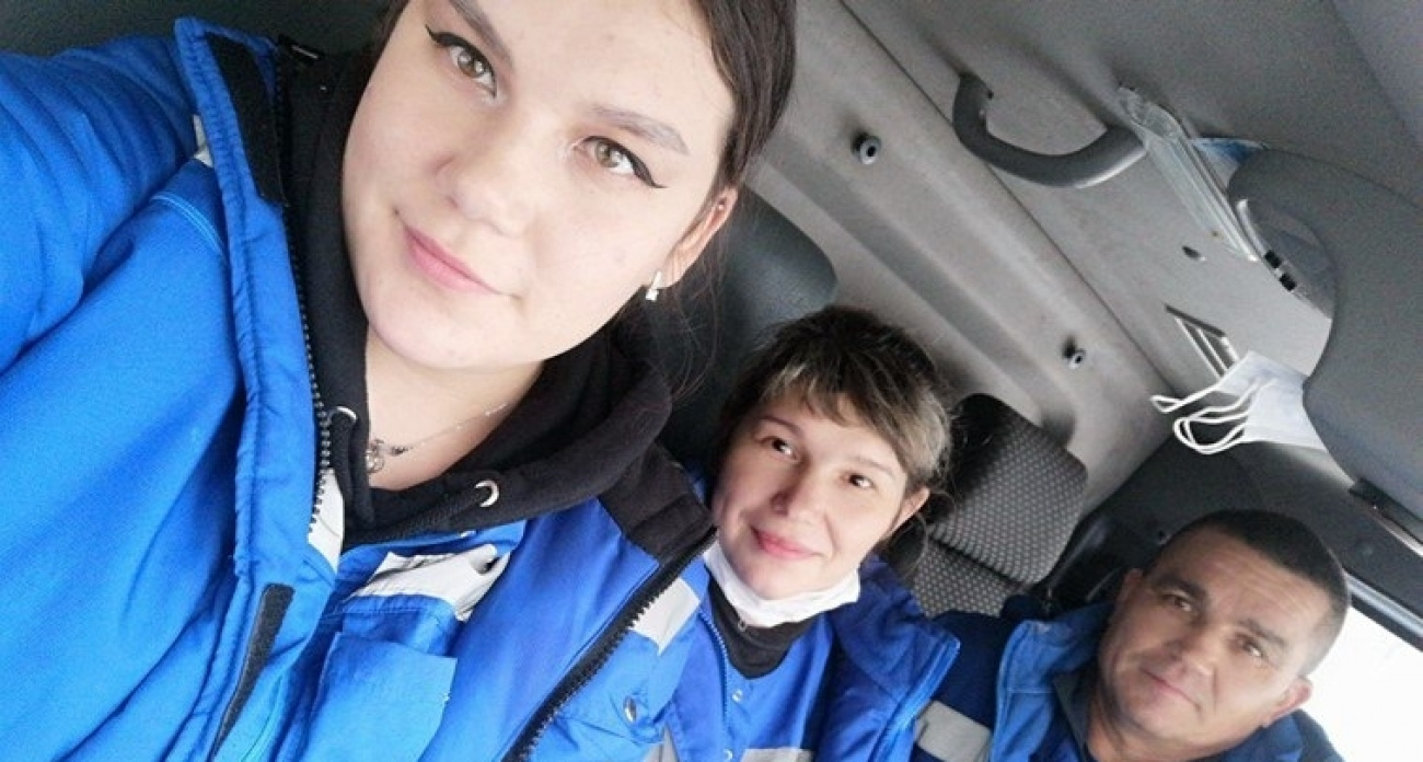 В Чебоксарах медики спасли надышавшегося угарным газом мужчину, которого вытащили из горящей квартиры пожарные