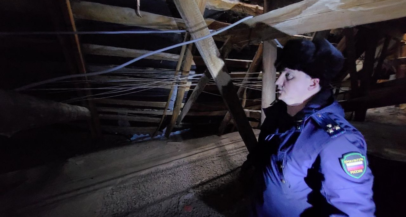 В Мариинском Посаде обрушилась крыша многоквартирного дома