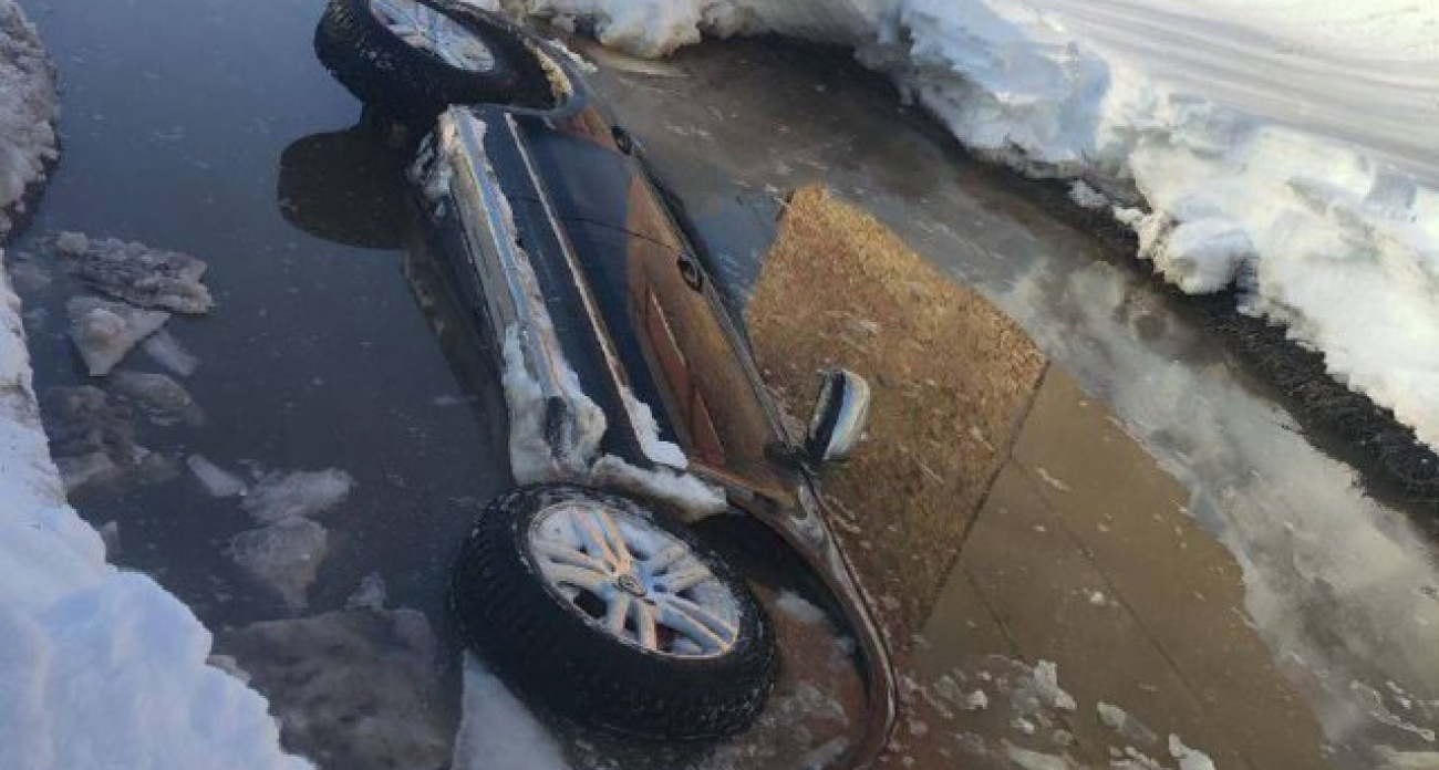 В Шумерле Volkswagen Touareg провалился в яму с водой