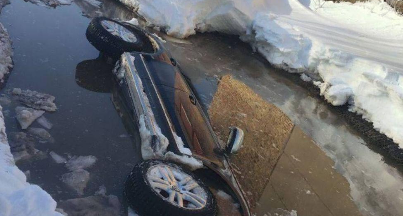 В Шумерле под колесами Volkswagen Touareg разверзлась огромная яма с водой: прокуратура начала проверку дорожного ЧП