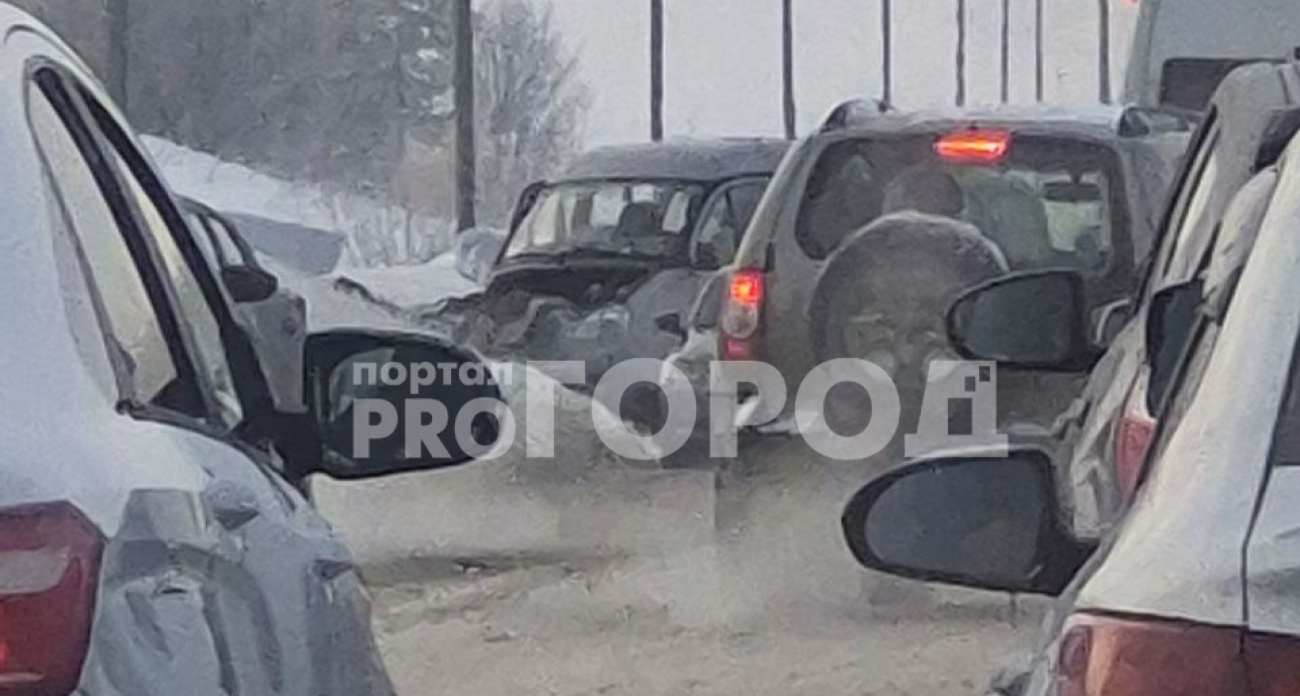 В Чувашии на трассе "Вятка" столкнулись микроавтобус и легковушка: есть пострадавшие