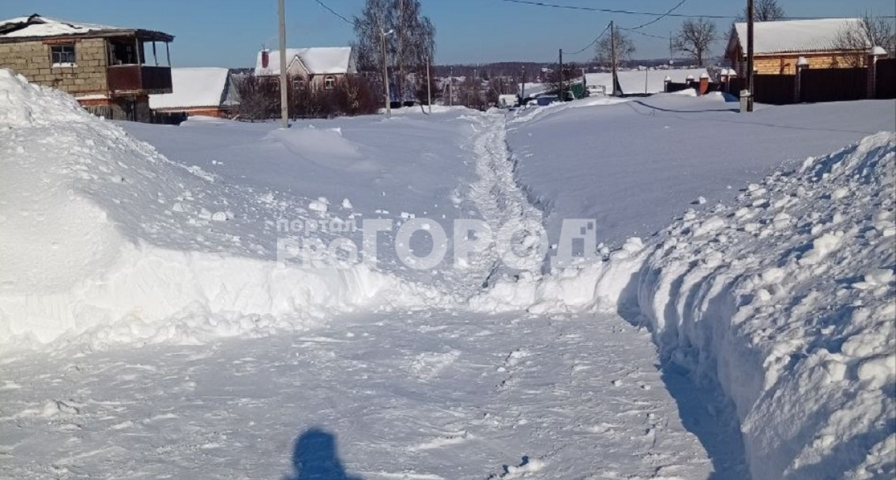 В Чебоксарском районе жители деревни вручную расчищают единственный заезд в деревню: боятся остаться без экстренной помощи