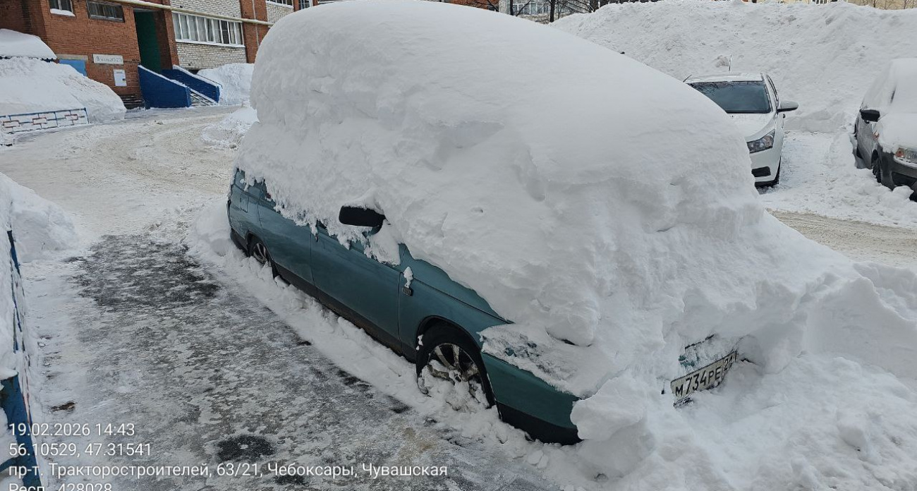 Припаркованные во дворах авто срывают уборку снега в Чебоксарах