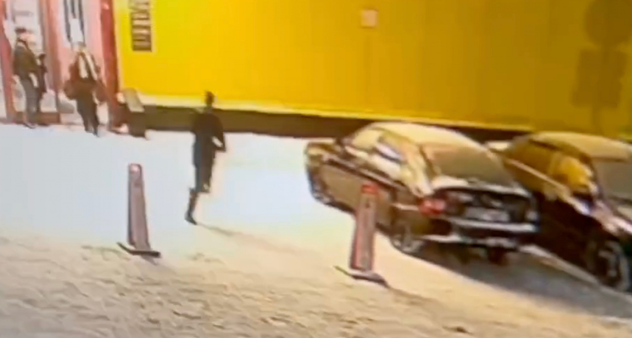 Дерзкий грабеж в Чебоксарах: мужчина выхватил купюры девушки из лотка и бросился наутек