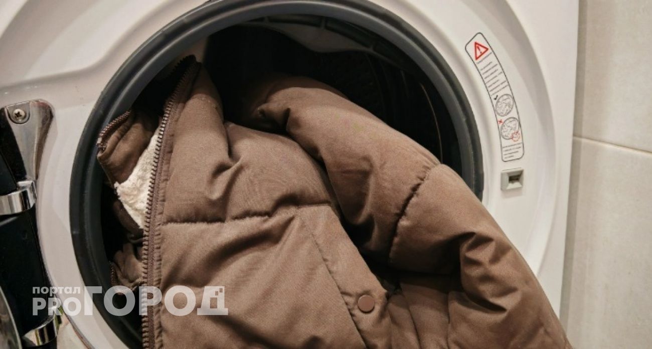 Теперь стираю куртки дома только так: подглядела в прачечной идеальный способ