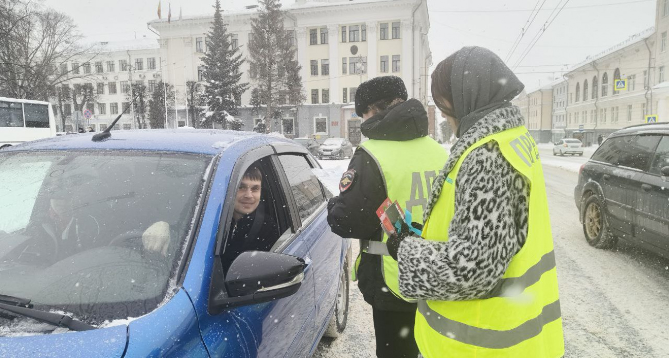 Подарки, поздравления и хорошее настроение: в Чебоксарах прошла праздничная акция 