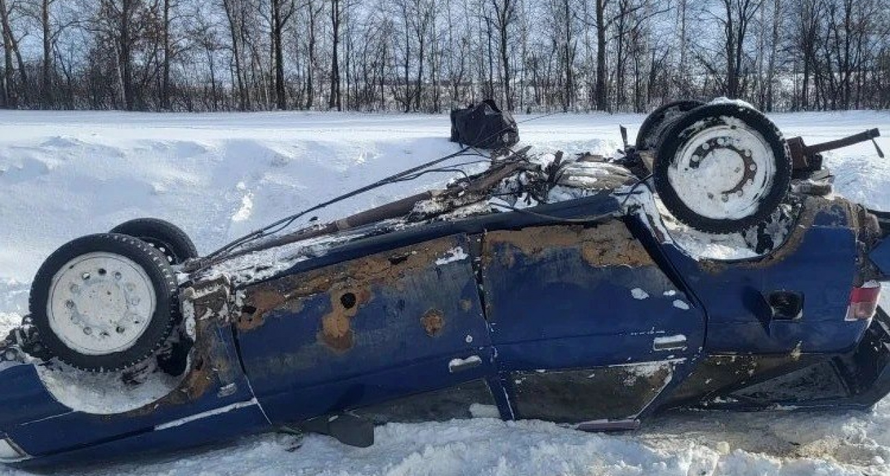 В Батыревском районе машина перевернулась на крышу после столкновения со встречной
