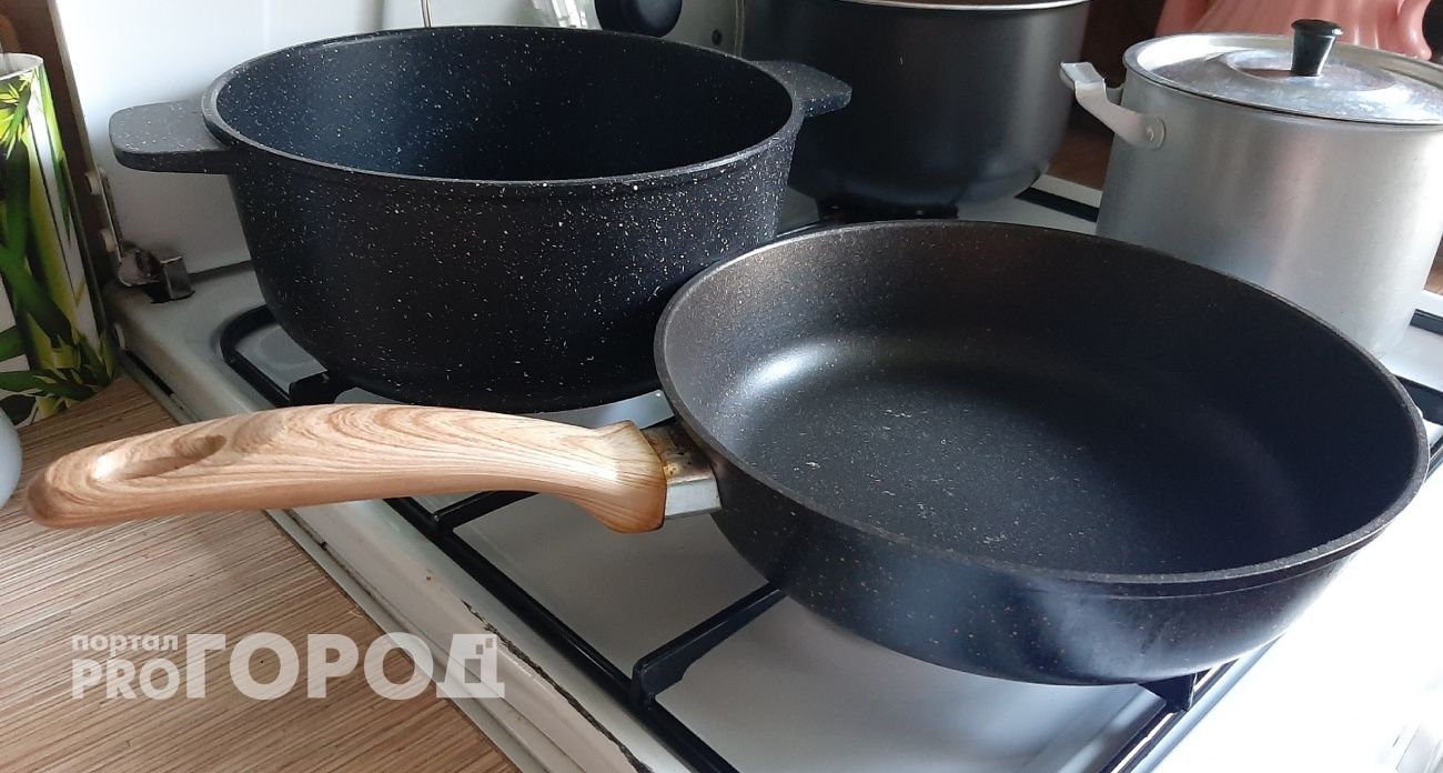 Кладу сковороду в полиэтиленовый пакет, и нагар отлетает в миг – любуюсь отражением