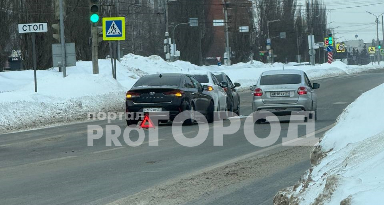 В Чебоксарах на проспекте Тракторостроителей столкнулись три легковушки