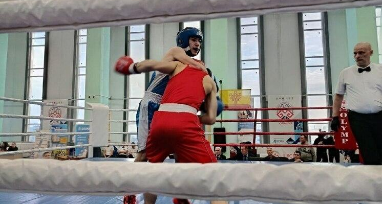 Кулаки во славу героев: в Чувашии юниоры ПФО сражаются за медали в память о Валерии Львове