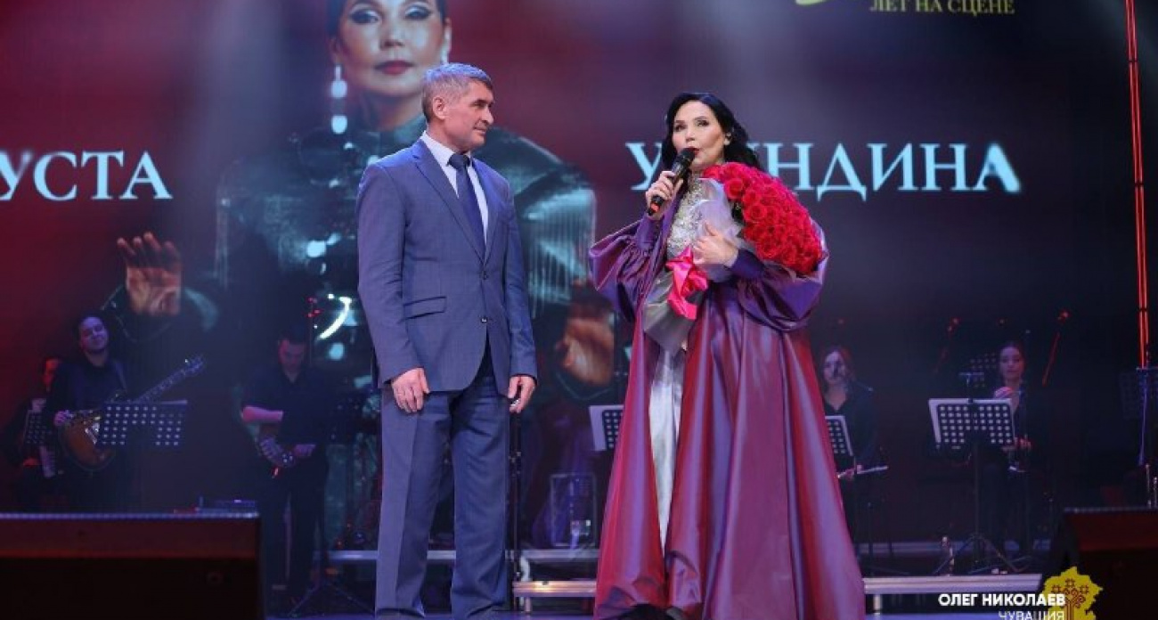 Николаев приехал на концерт Августы Уляндиной и передал медаль ордена "За заслуги перед Чувашией"