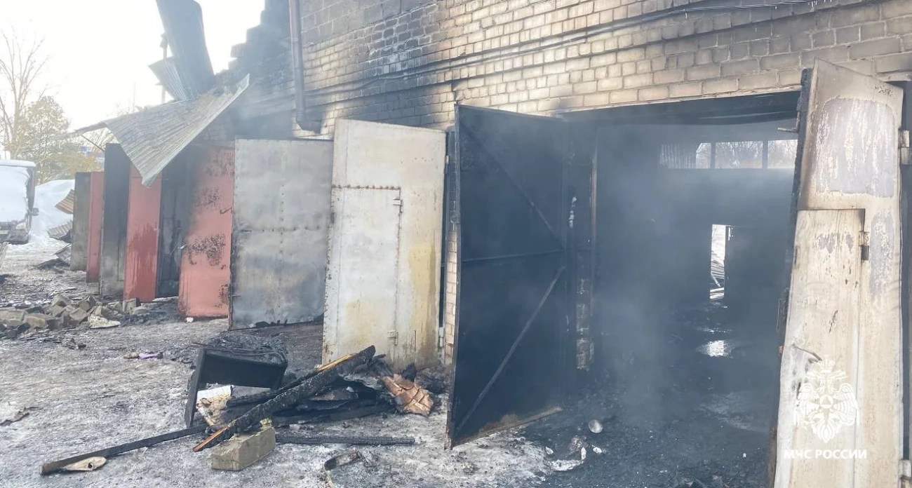В Чебоксарском районе загорелись гаражи с автомобилями