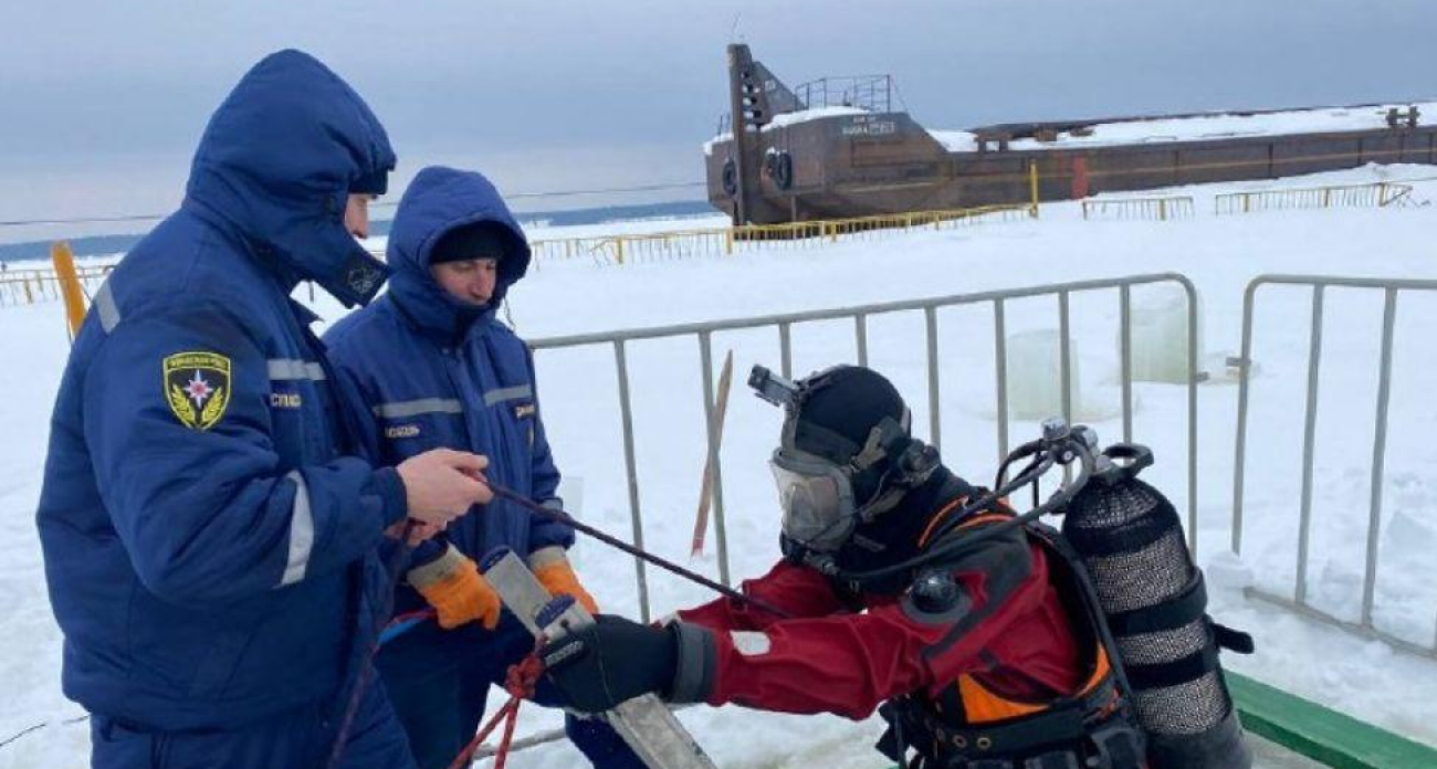 Спасатели отрабатывают водолазные сигналы на дне Волги