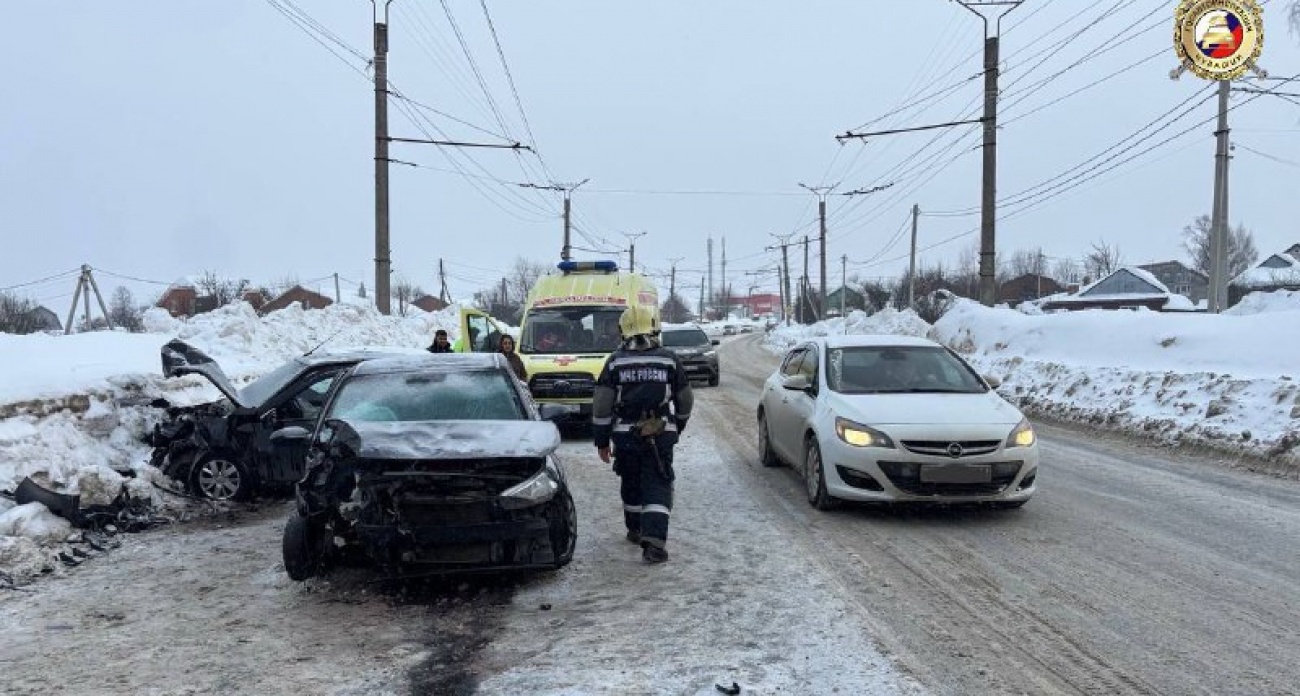 В Чебоксарах столкнулись две иномарки и Granta