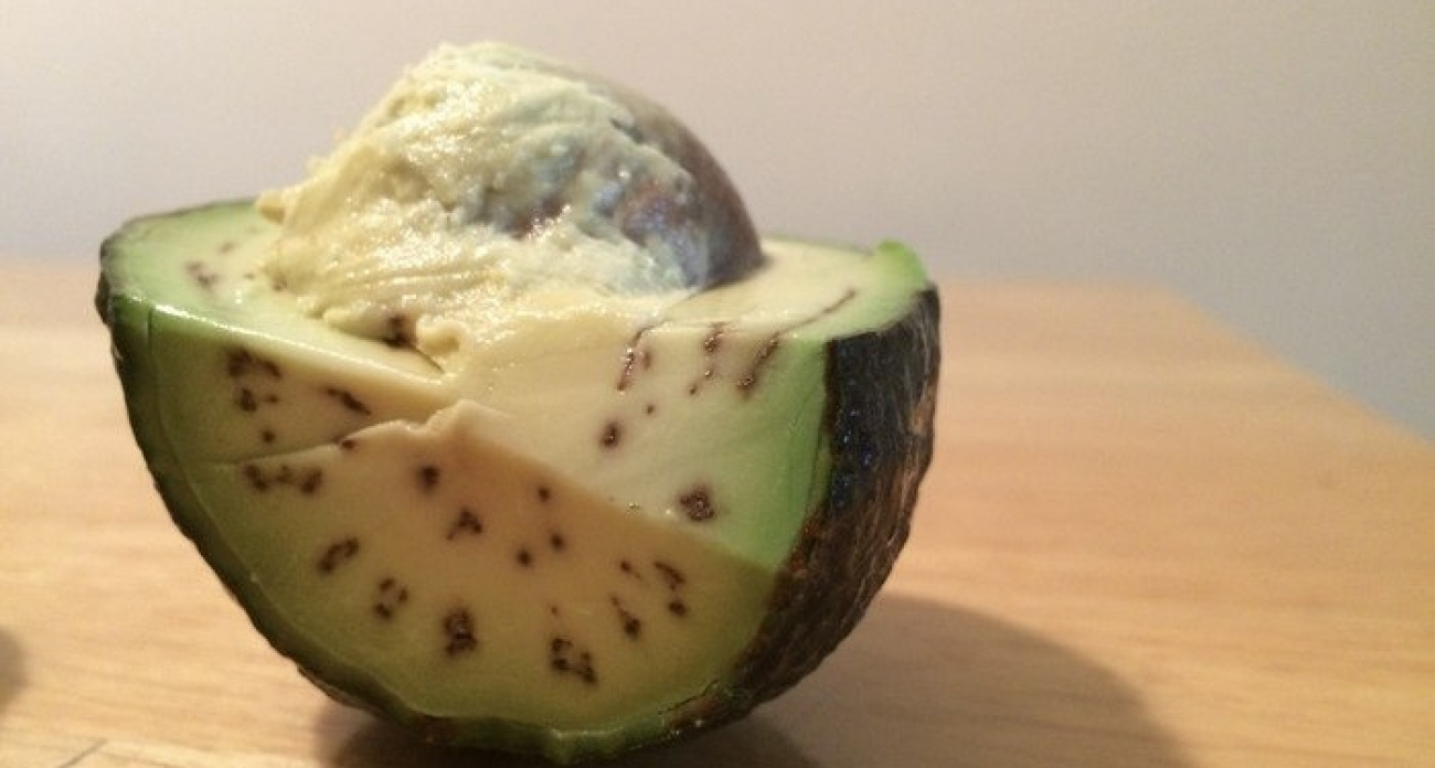 Эксперты поставили точку в вопросе: можно ли есть авокадо с коричневыми прожилками в мякоти