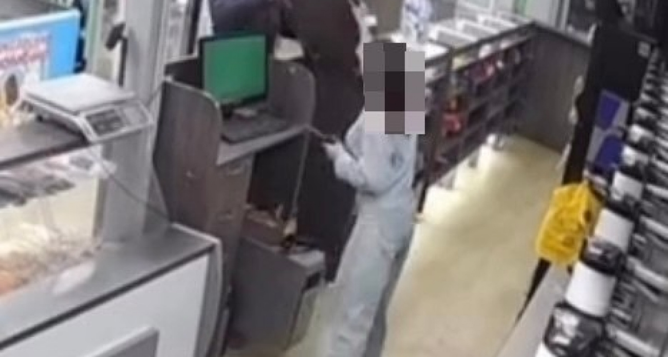 В Канаше задержали мужчину, который пытался выкрасть 18-летнюю девушку из магазина