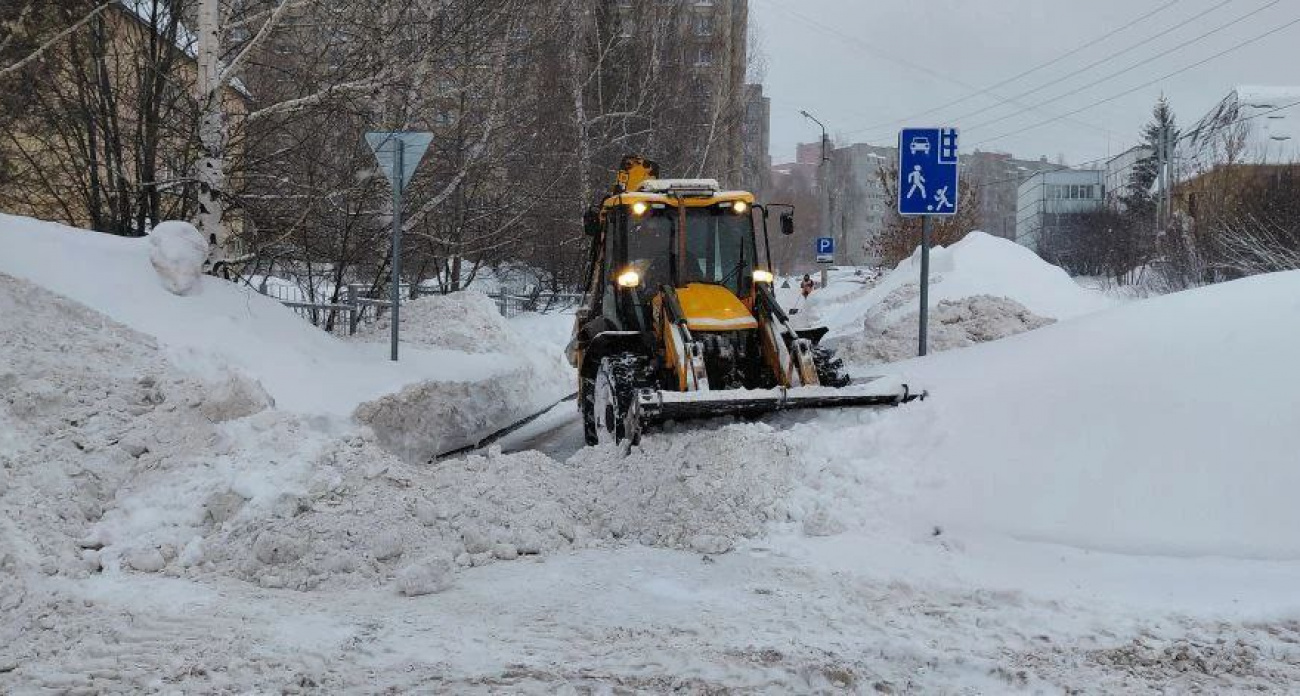 В ожидании новых циклонов дорожники неустанно чистят снег в Чебоксарах