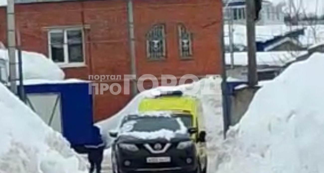 В Чебоксарах из-за схода снега с крыши здания пострадали человек и иномарка