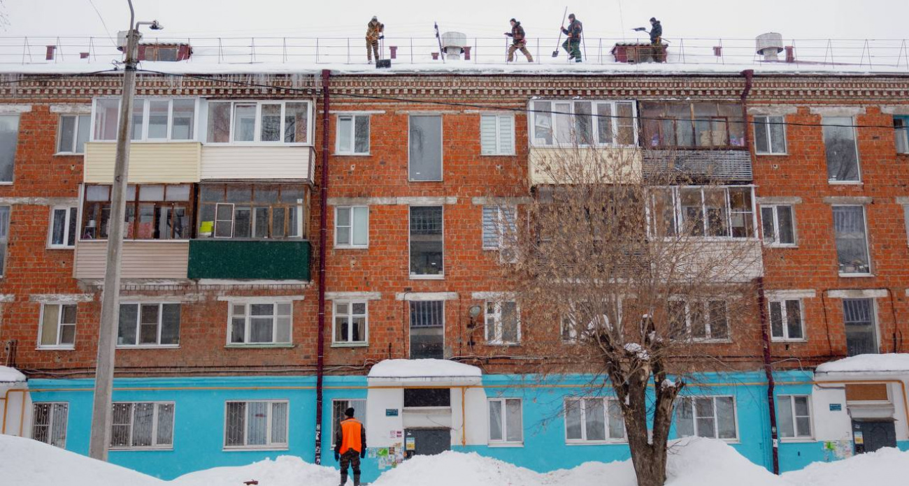 Чебоксарцы стали чаще жаловаться на протечку крыши и подтопления: куда обращаться и кто отвечает за устранение