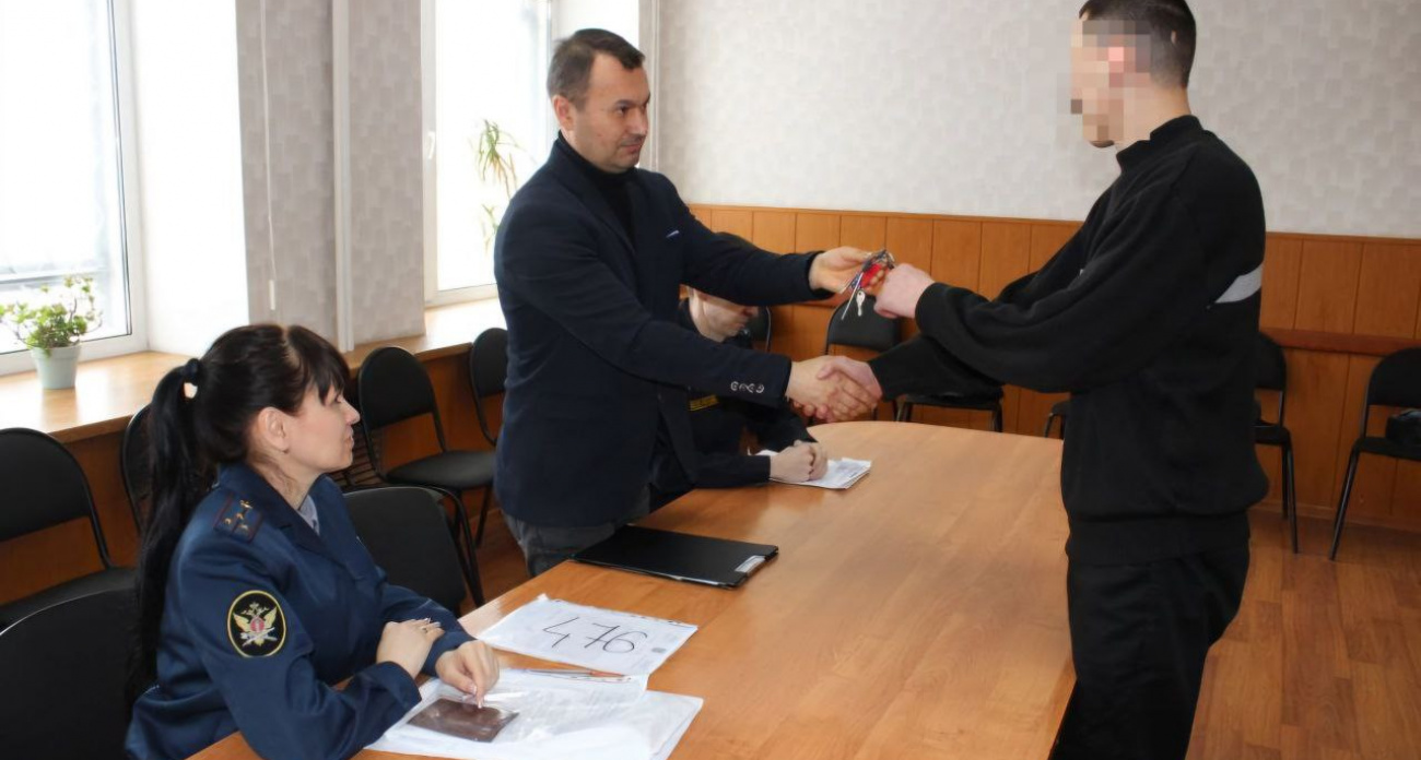 В Чувашии заключенному в колонии сироте вручили ключи от новой квартиры