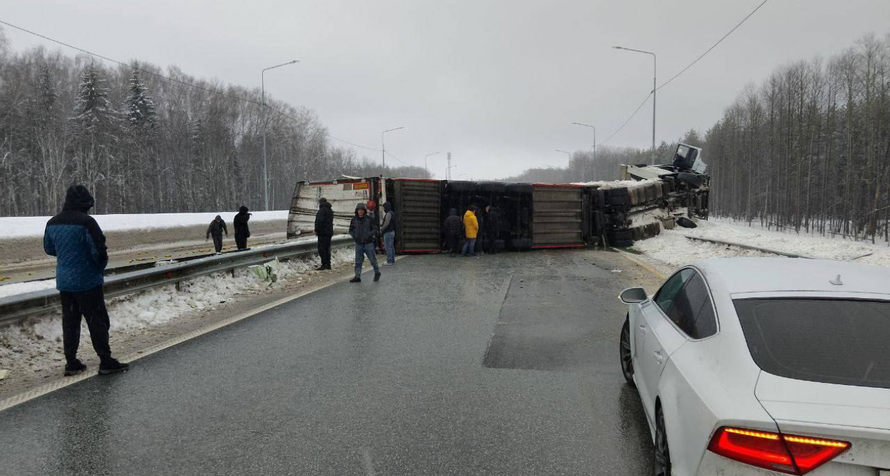 В Чувашии на платной трассе М-12 произошло ДТП с фурой: весь транспорт направляют в объезд