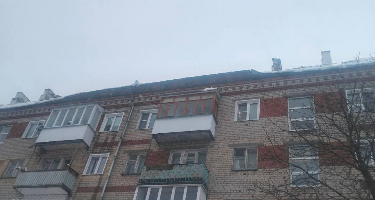 В Алатыре под тяжестью снега частично обрушилась кровля многоквартирного дома: в некоторых квартирах отключено тепло