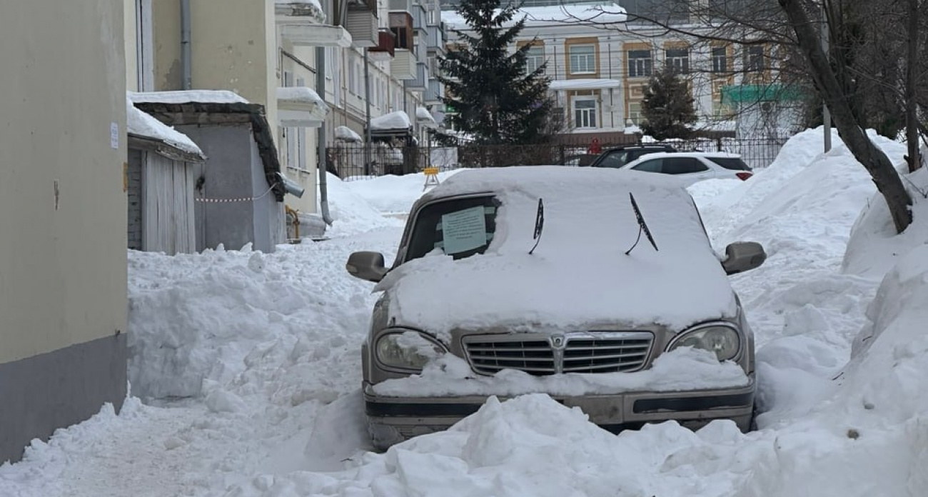 Брошенные машины мешают уборке снега в Чебоксарах: ищут их владельцев
