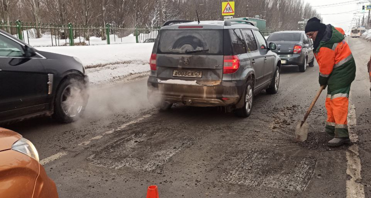 Дорожники уже вышли на чебоксарские улицы, чтобы латать ямы и выбоины