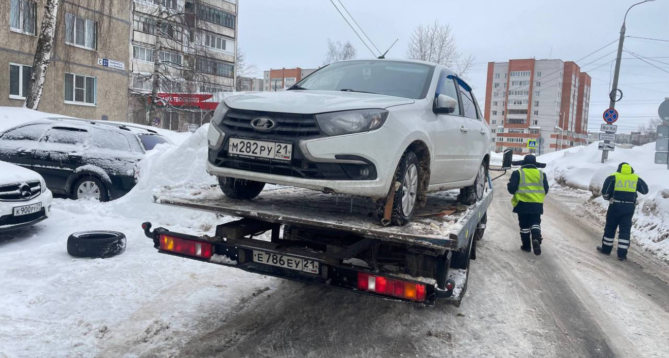 В Чебоксарах эвакуировали на штрафстоянку девять машин, мешавших уборке снега