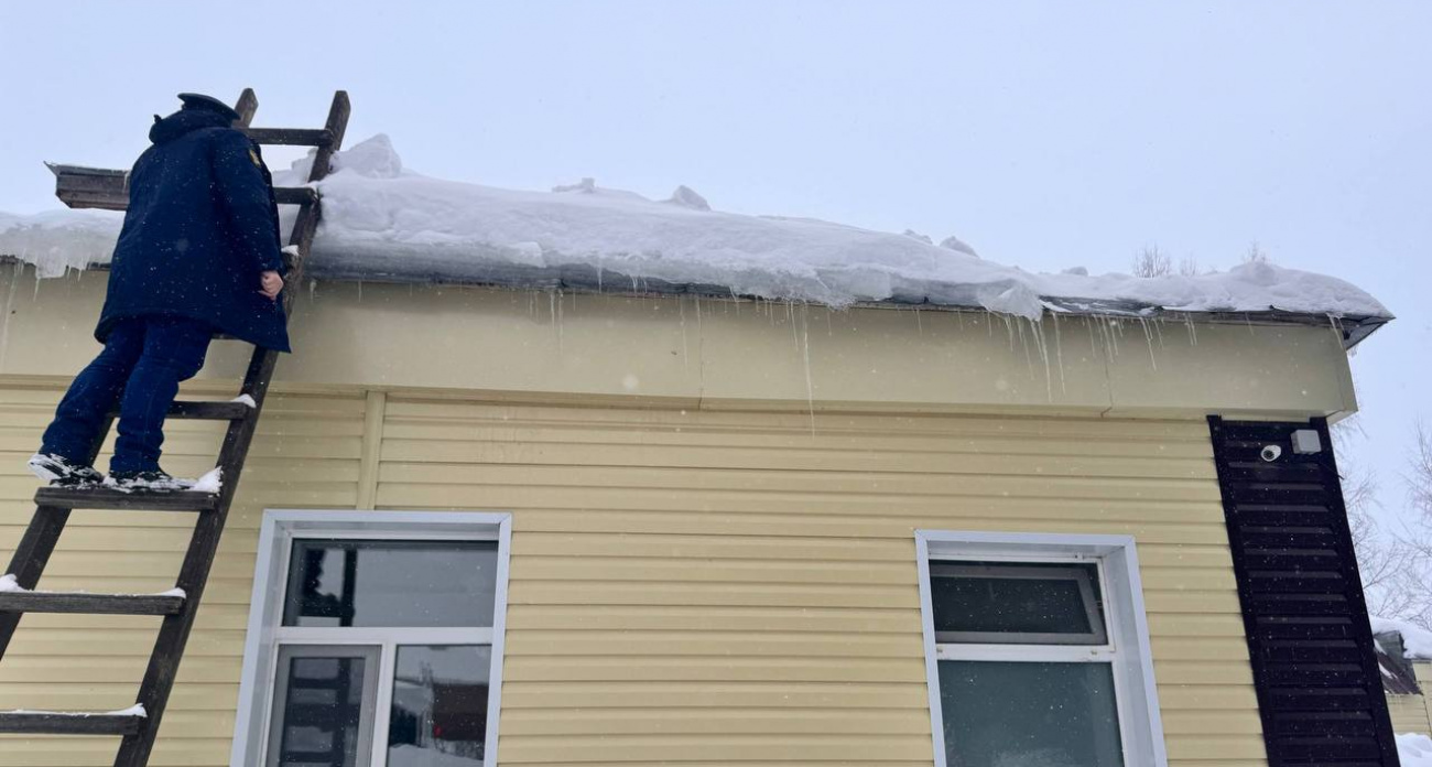 В Цивильском районе под снегом частично просела крыша поселкового детского сада