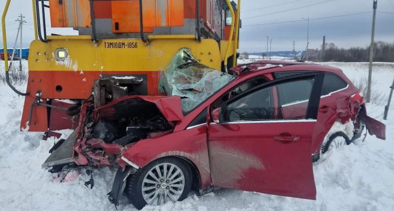 Столкновение поезда с иномаркой и поездка на "Поле чудес": главные новости за 7 марта в Чебоксарах