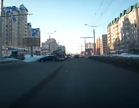 Фото к статье: В Чебоксарах момент столкновения троллейбуса и Toyota Camry попал на видео