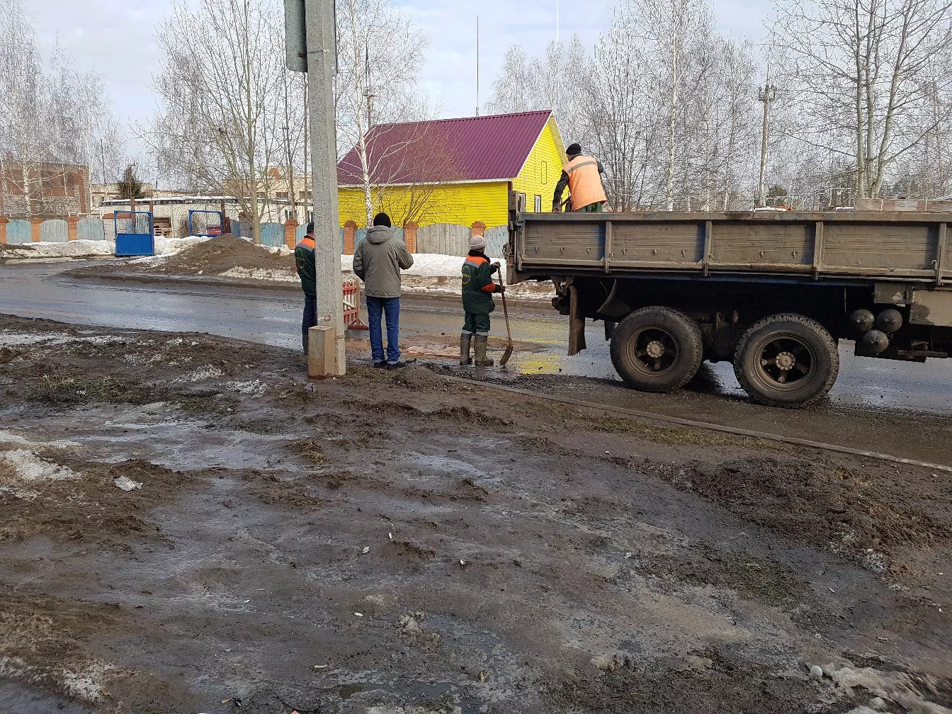 Фото к статье: В Новочебоксарске вновь начали латать ямы кирпичом
