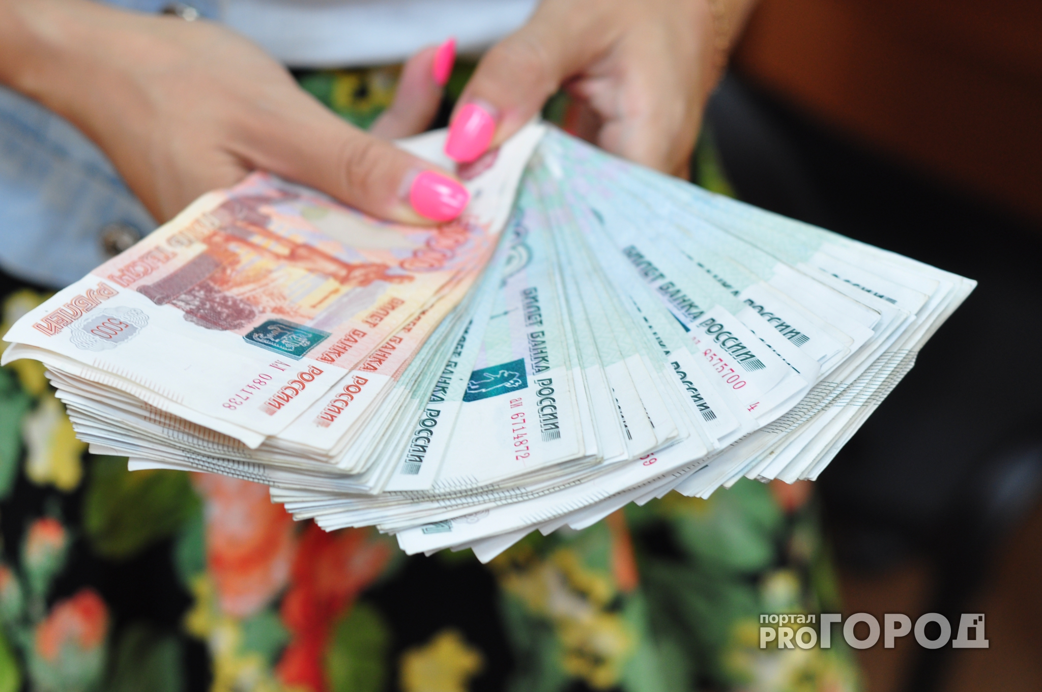В Чувашии сотрудница банка сняла со счета клиента более 300 тысяч рублей