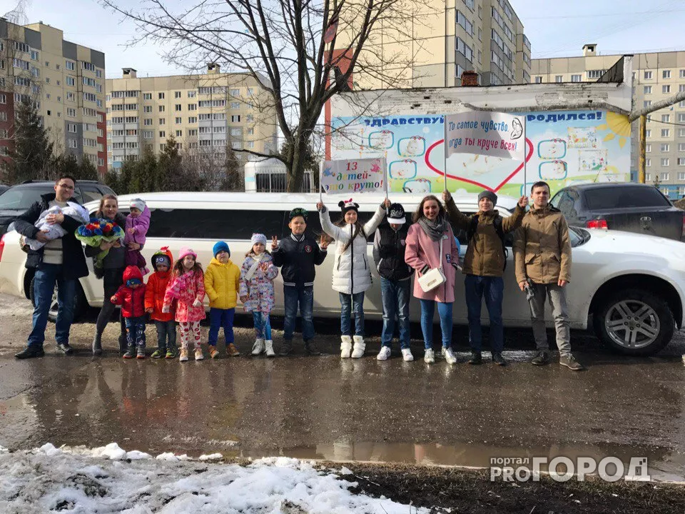 Фото к статье: В Чебоксарах отец 13-ого ребенка приехал в роддом на лимузине