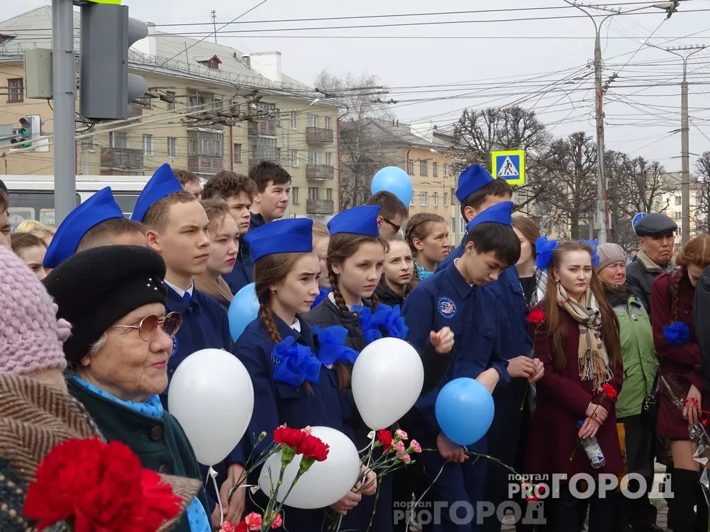 Фото к статье: Жители Чебоксар отметили День космонавтики возле памятника Юрию Гагарину