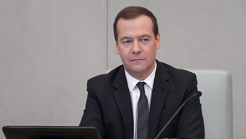 Медведев пообещал сравнять зарплату и прожиточный минимум