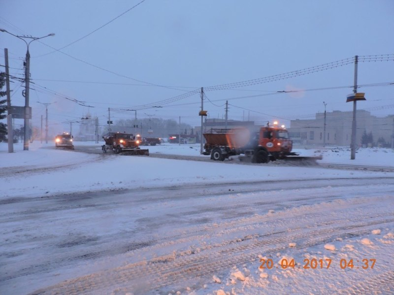 В Чебоксарах на расчистку дорог вышло около 100 снегоуборочных машин
