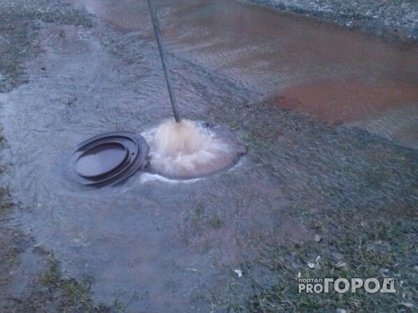 Жители Новоюжного района удивились гейзеру из канализационного люка