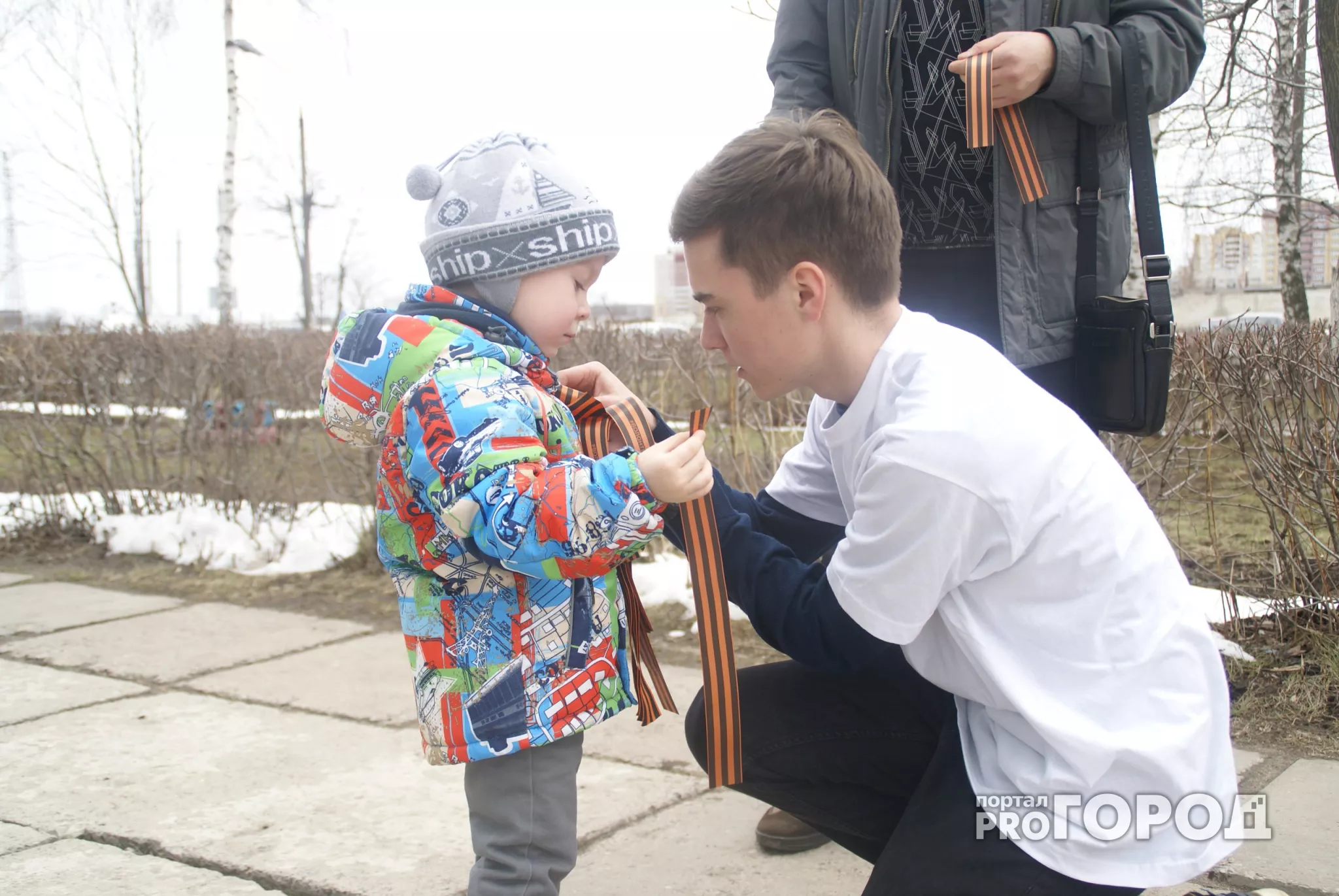 Фото к статье: В Чебоксарах уже раздали более 5000 георгиевских ленточек