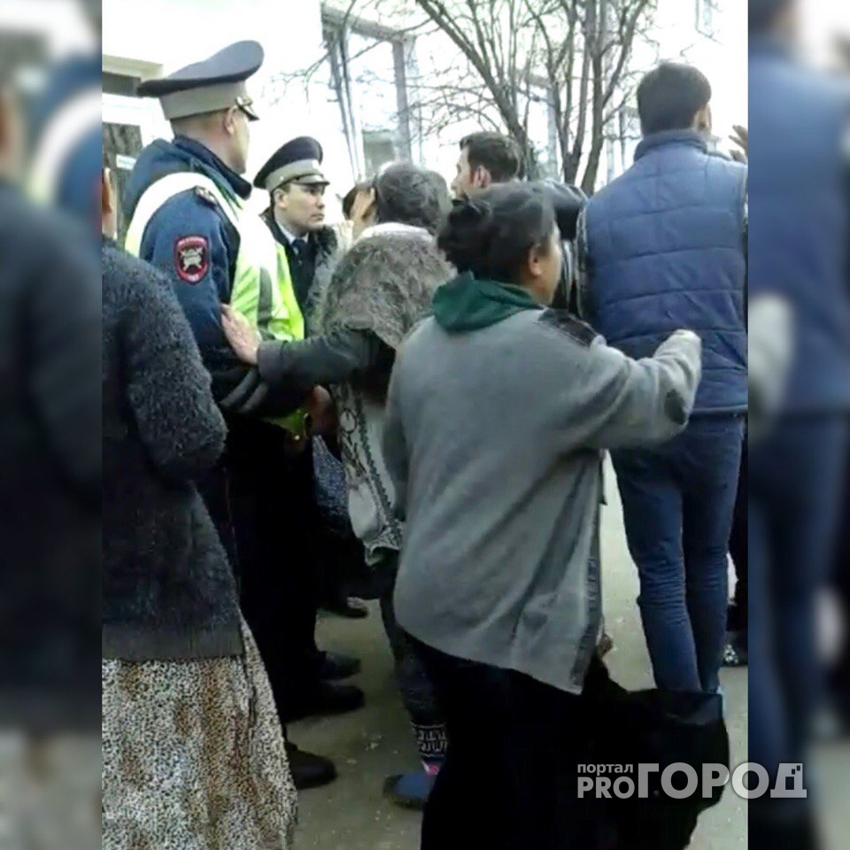 В Чебоксарах шумная толпа цыган окружила инспекторов ГИБДД